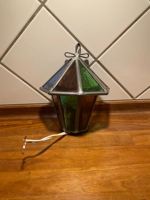 Væglampe, Blyindfattet væglampe, Væglampe fra 1960’erne med blyindfattet glas.
Ingen skader.
Befinde
