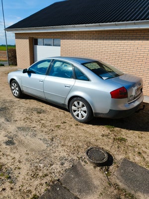 Audi A6, 1,8 20V, Benzin, 1998, km 295000, 4-dørs, 16" alufælge, Skal synes om 3 uger.
Er utæt for m