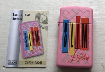 Lighter, Zippo, #38 - Slim -fra Zippo A
Aniversario Collection, der eksklusivt blev udsendt alene i 