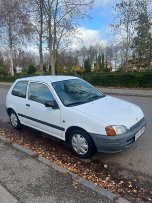 Toyota Starlet, 1,3 Xi, Benzin, 1996, km 135263, hvid, nysynet, 3-dørs, Hej, jeg sælger denne fine T