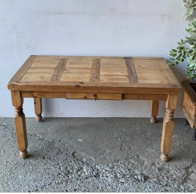 Spisebord, Træ, Mexico, b: 75 l: 140, Spisebord. 
Skolebord med skuffe fra Mexico. 
Købt i Råt&Godt 
