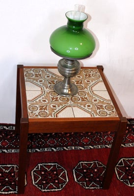 Kakkelbord, teaktræ, Vintage teak stuebord med smukke kakler i varme nuancer.

Pris 599,- Dkr.

Kan 