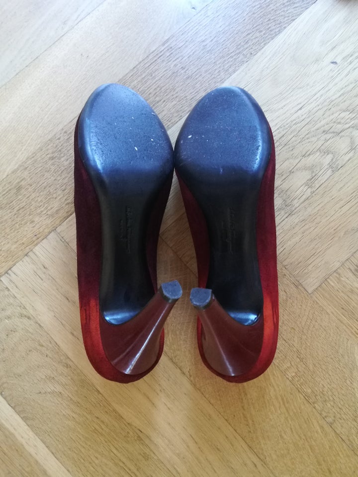 Pumps, str. 40, Salvatore Ferragamo