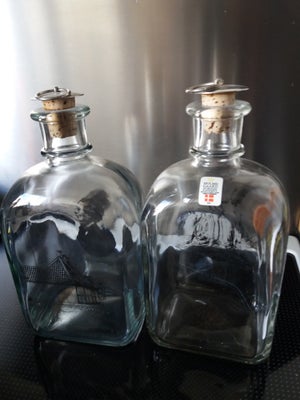 Glas, dramflaske, holmegaard, H.C Andersen darmflaske fra holmegård.

1. Kloshans
2. H.C. Andersen o