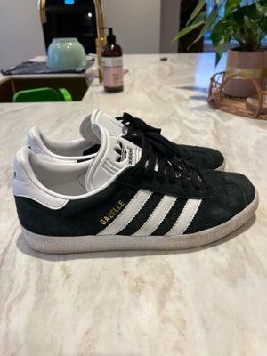 Herresko, Adidas, str. 42,  Sort,  Næsten som ny, Jeg sælger dette par Adidas gazelle i sort str. 42