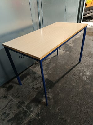 Skolepult, SIS møbler, Danskproduceret skolebord i god stand
Måler 120cm lang, 60cm bred, højde 75,5