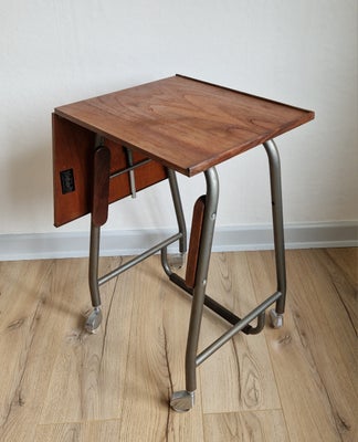Klapbord, teaktræ, Fint mindre bogbord / klapbord i teaktræ. 
Patina (overflade rust) på stativ. Vir