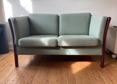 Sofa, uld, 2 pers., Pæn og komfortabel sofa i støvet grøn, med tremmer i siderne. Aftageligt betræk 