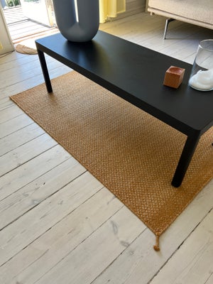 Tæppe, Muuto, Muuto PLY rug, 85x140 i Burnt Orange.
I New zealandsk uld.
Designet af Margrethe Odgaa