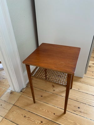 Sidebord, Teak bord med flet hylde. Kan bruges som sidebord, natbord etc. 

Mål:
H: 49cm
B: 34,5cm
D