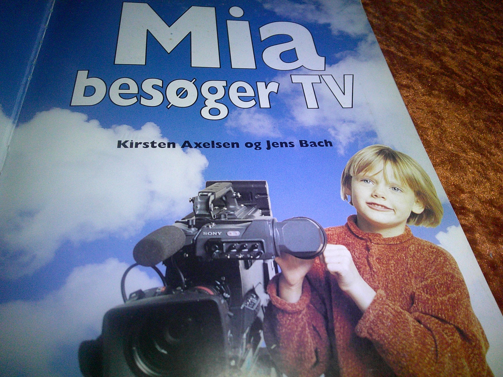Mia besøger TV, Kirsten Axelsen