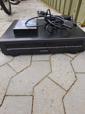 VHS videomaskine, Grundig, God, Video-Recorder med manual og fjernbetjening. Scar-stik følger også m