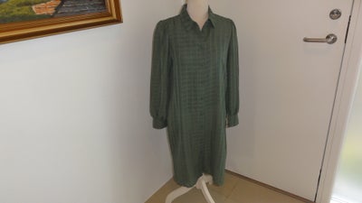 Skjortekjole, Neon og Nylon, str. S,  grøn ,  Næsten som ny, Sød kjole med lange ærmer og i 2 lag.
H