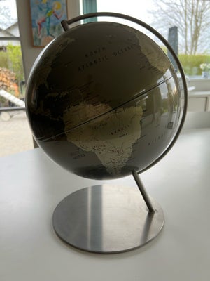 Globus, Ca 40 cm i diameter
Materiale: akryl og aluminium
Belysning: nej

Pris fra ny: 2000,-
