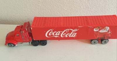 Coca Cola, Lastbil, Coca-Cola lastbil med julemand 19cm lang rød plast 

Skal den sendes er det på k