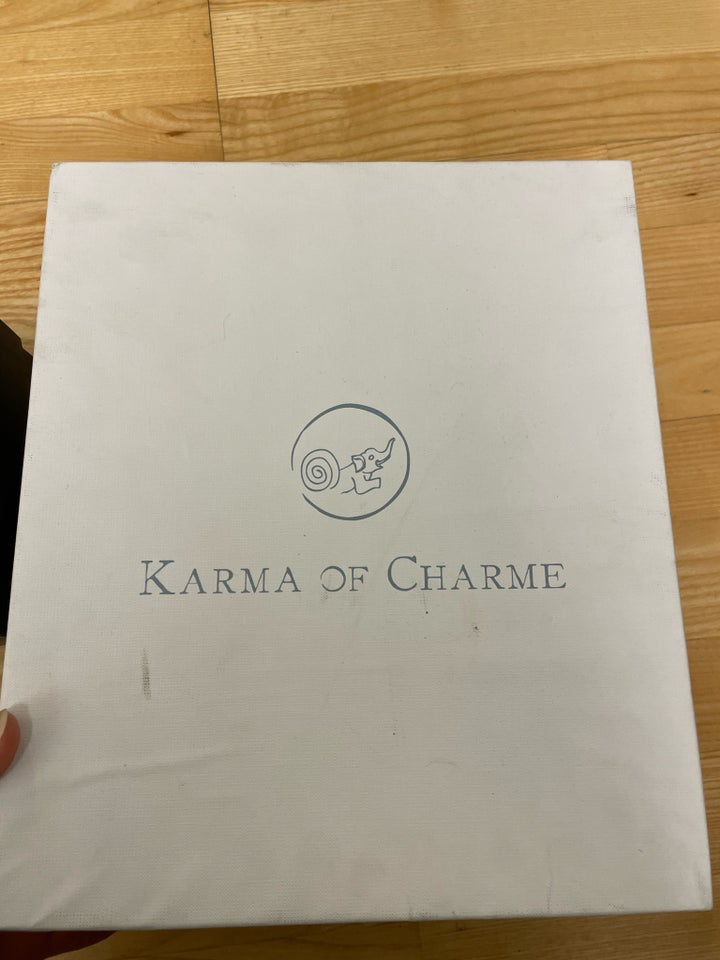 Anden damesko, str. 38, Karma of charme