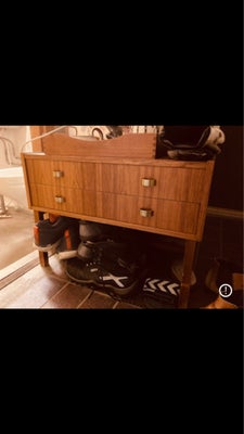 Kommode, Lille retro teak kommode 
Perfekt til lille entre 

67bred 29dyb 49,5 høj

900kr