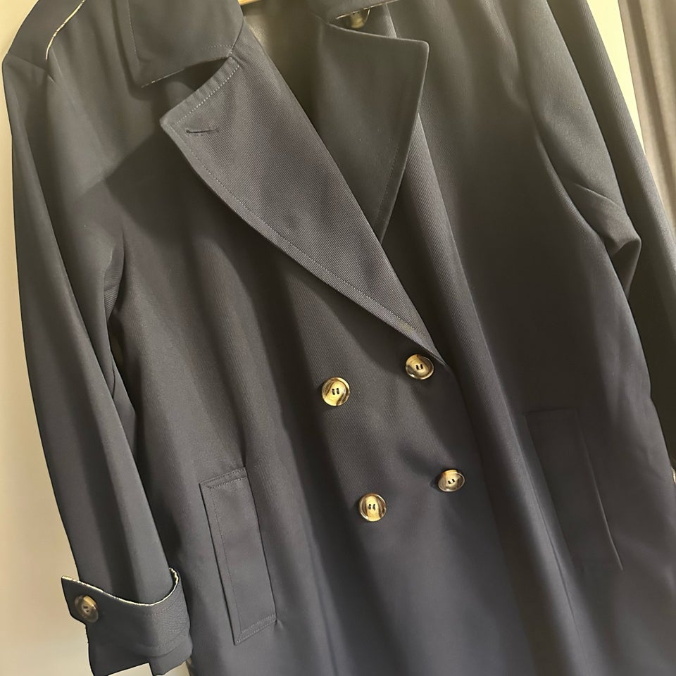 Trenchcoat, str. 40, Nümph