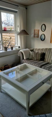 Sofabord, IKEA, b: 90 l: 90 h: 50, Sofabord med en del ridser i glaspladen, men ellers i fin stand. 