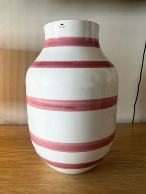 Vase, Stor vase, Kähler, Den smukke store rosa Kähler vase sælges.
Perfekt stand! 
Højde 31 cm.
Købt