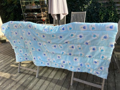 Andet tæppe, Bomuld, Retro vattæppe i bomuld (polyester fyld) 
Lyseblå med mønster på den ene side o