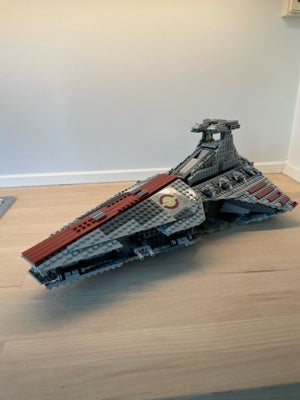 Lego Star Wars, 8039, Venator-Class Republic Attack Cruiser

Mangler minifigurerne og 3-5 andre klod