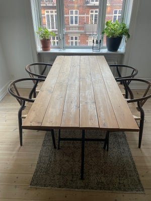 Spisebord, Egetræ, b: 90 l: 200, Flot og velholdt plankebord med egetræsplanker.  Uden skavanker. 
S