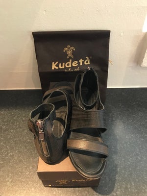 Sandaler, str. 38, Kudetá,  God men brugt, Flotte sandaler. Nypris 1299,-

