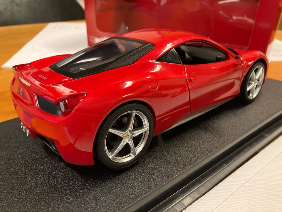 Modelbil, Ferrari 458 1/18, skala 1:18