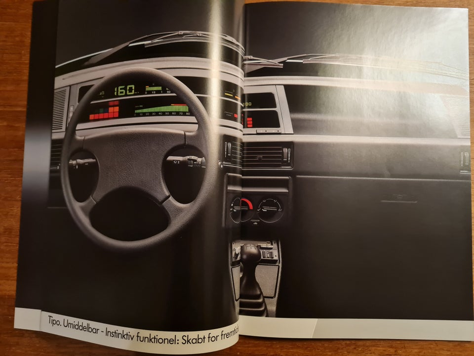 Fiat Tipo modelbrochure fra 1990.
36 sider i far...