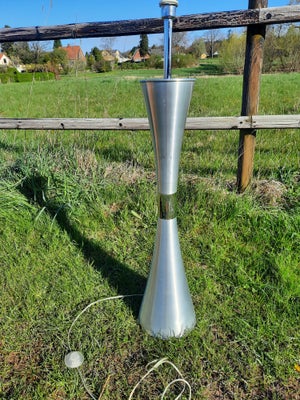 Standerlampe, Standerlampe fra danske Design Light.

Højden som den står her er 122 cm. 
Der er en a