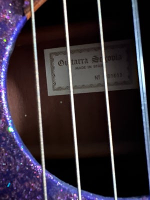 Spansk, Sigma Glimmer, Mærket 

Guitarras Segovia 

Ikke en Sigma, men jeg skulle vælge et mærke 

D