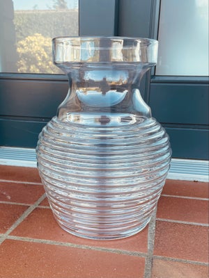 Vase, Gulvvase / glasvase, Stor flot gulvvase af klart glas med horisontale riller. God bred åbning 