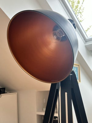 Gulvlampe, Flot lampe med et flot rolig lys og et bronze look