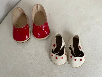 Dukketøj, 2 Par gamle dukkesko, Skoene sælges samlet. De røde sko målr 8 cm og de hvide måler 7,5 cm