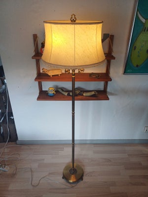 Standerlampe, Utrolig smuk og velholdt standerlampe i messing og med tre lyskilder. 
Tror den står m