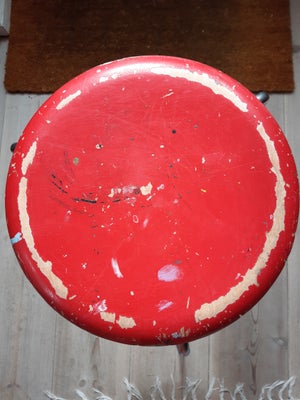 Taburet, FH made in Denmark, 3-benet taburet med rødt sæde.
Slidt, se fotos for detaljer.
Dekorativ 