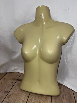 Mannequin krop i plast, Kvinde overkrop i plast. Fin stand. 

H 52 cm
B 40 cm
D 11 cm

Kan afhentes 