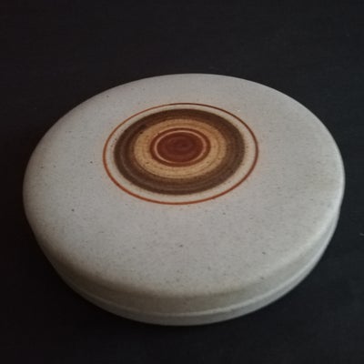 Skål, Knabstrup, 1970, Keramik, lågskål fra Knabstrup.
 Design 1970 af Tove Rappold.
Mål: diameter. 