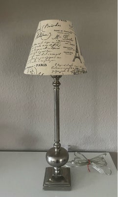 Anden bordlampe, Lene Bjerre, Høj lampe fra Lene Bjerre med 4-kantet fod, med lys lampeskærm med grå