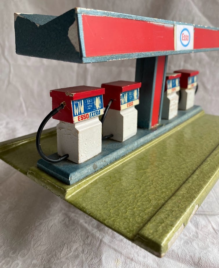 Modelbil, Bensinstander. Servicestation. Esso. Tekno