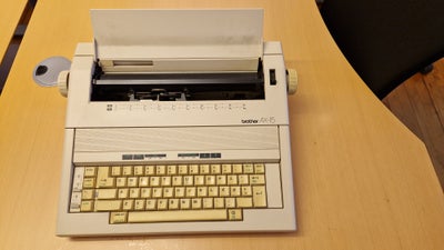 Skrivemaskine, Brother AX-15, Vedholdt Brother el-skrivemaskine.
Ingen farvebånd men ok og virker pe