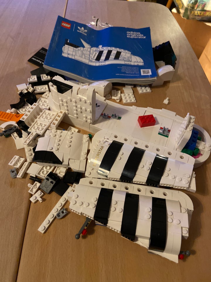 Lego andet, Adidas sneakers