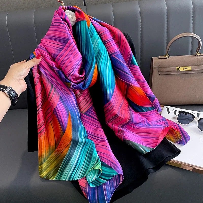Tørklæde, Smukt multifarvet tørklæde i silke / satinlook,