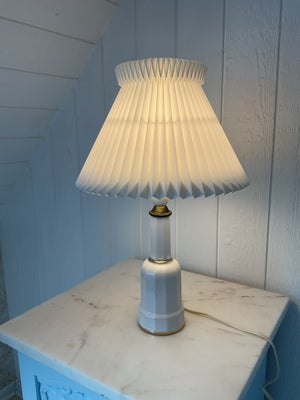 Sengelampe, Heiberg, Fin gammel lampe( prisen er uden skærm).

Højden incl. fatning er 30 cm