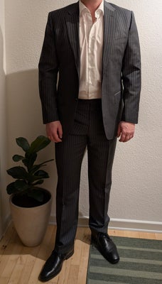 Suit, Valentino, str. L, VALENTINO. Lækkert italiensk jakkesæt i modern fit, størrelse 52. (Er bleve