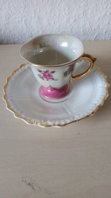 Porcelæn, kop m/underkop, stempel i bunden

sød lille kop
guld kant intakt
højde 5 ½ cm
diameter 6 c