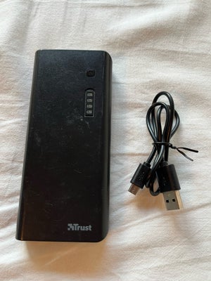 Andet, Trust, Rimelig, Trust powerbank
10.000 mah, sort

Den nederste usb-indgang virker ikke, men d