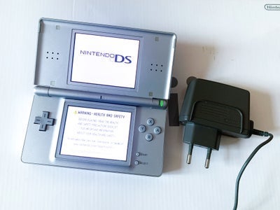 Nintendo DS Lite, Med oplader og touchpen, Fin DS Lite konsol med tilhørende oplader og touchpen

Ko