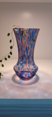 Glas, Vase, Svensk glas, Smuk glas vase , pustet ud i et smukt farvespil; fremstillet I Sverige. 
Er